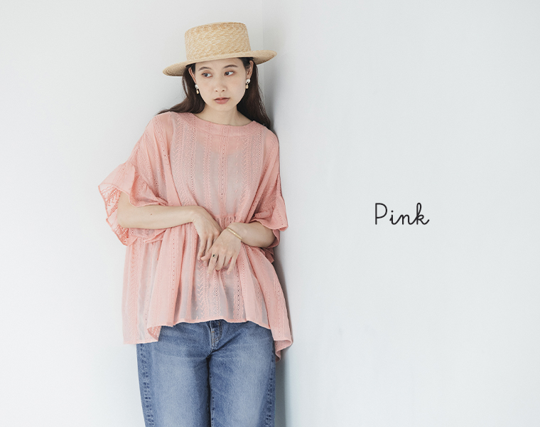 ピンクのシアー刺繍プルオーバーにデニムとカンカン帽を合わせた女性モデルの上半身スタイル