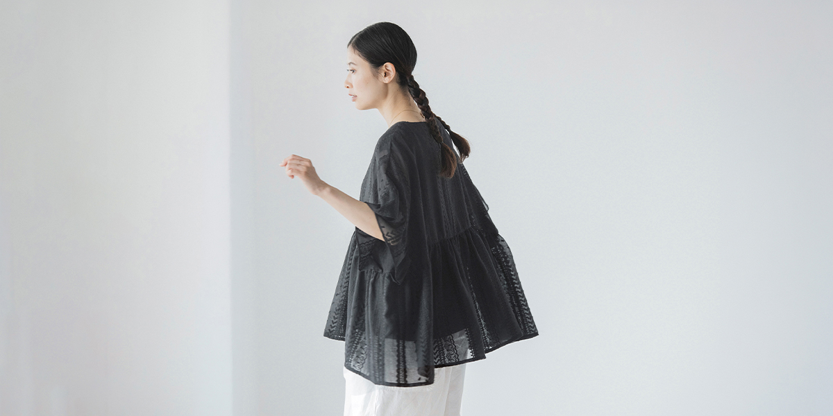 軽く、涼しく、華やかに。【 &yarn 】シアー刺繍の夏ブラウス