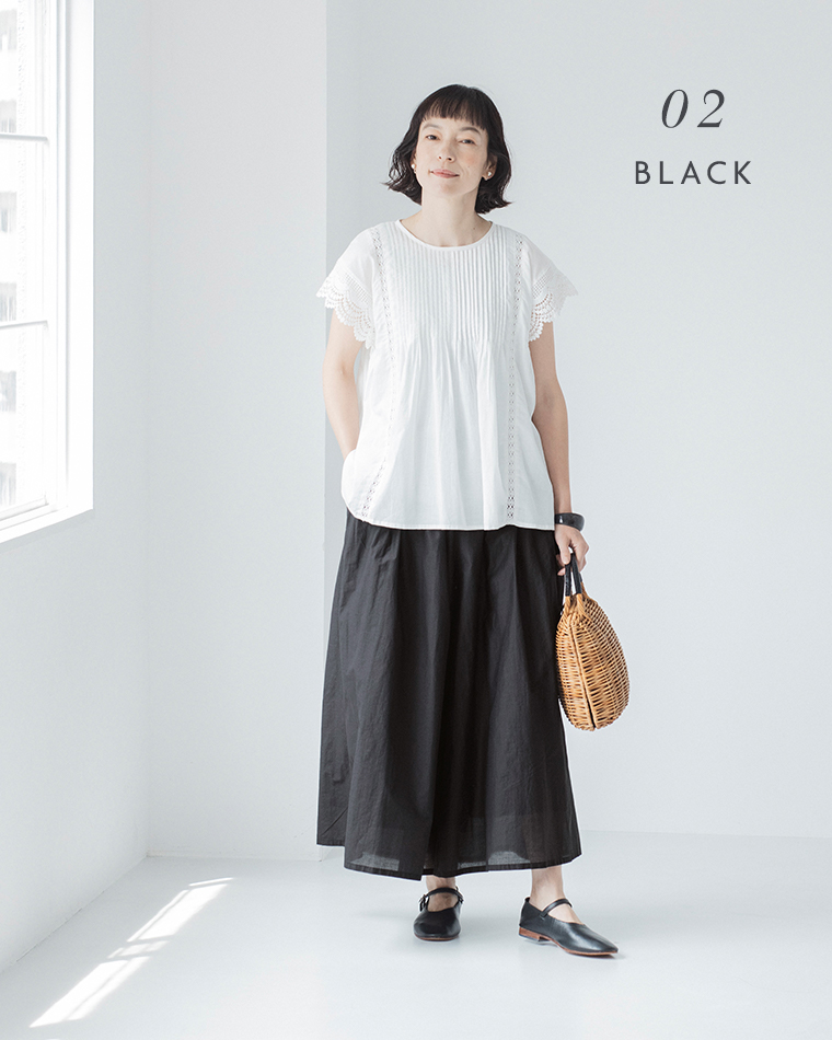 &yarn真夏のシアーフレアワイドパンツ（ブラック）をレースブラウスに合わせた正面コーディネート画像