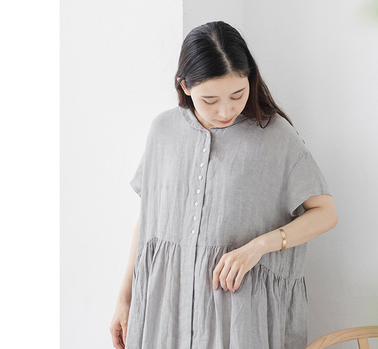 贅沢リネンの涼やかワンピース スチールグレーを着用したモデルの上半身画像