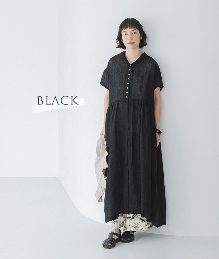 贅沢リネンの涼やかワンピース ブラックを着用したモデルの全身画像