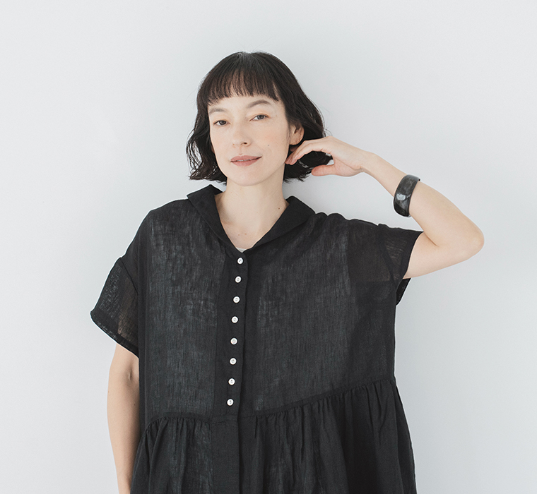贅沢リネンの涼やかワンピース ブラックの襟元がわかる上半身画像