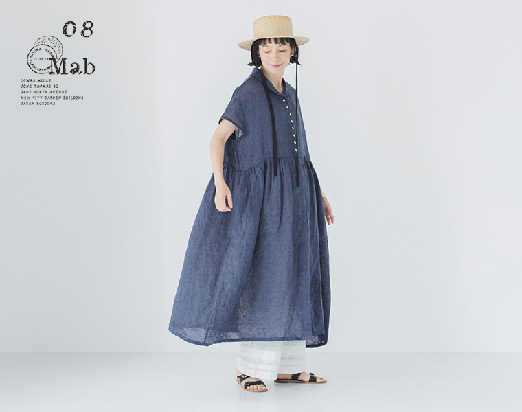 08Mabの贅沢リネンの涼やかワンピース ブルーを着用したモデルの全身画像