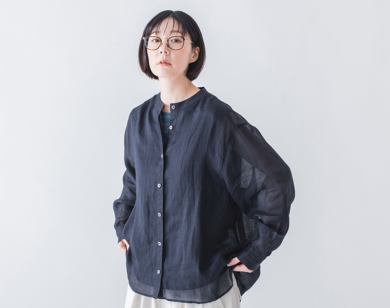 &yarn シアーリネンバンドカラーブラウス ネイビー サフラン