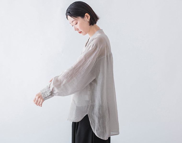 &yarn シアーリネンバンドカラーブラウス アイスグレー