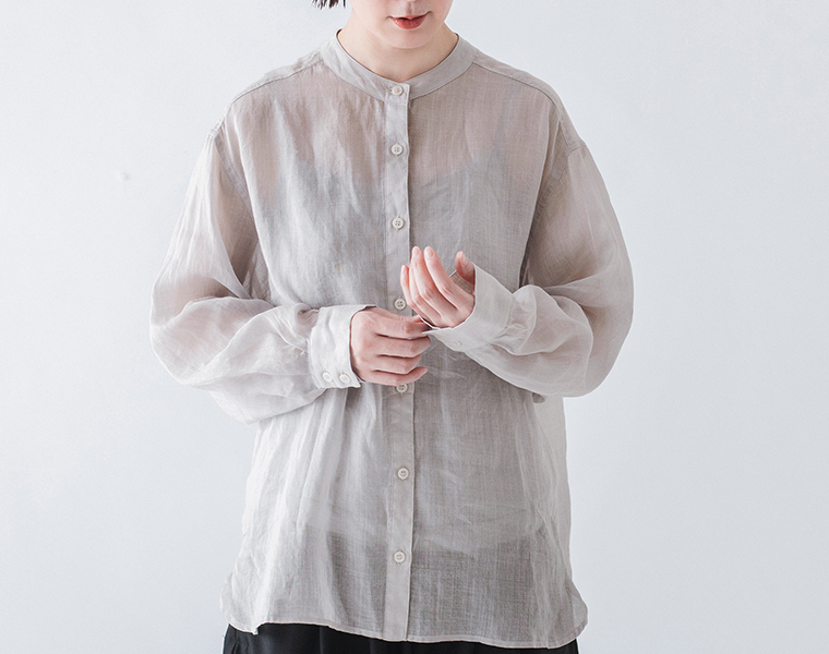 &yarn シアーリネンバンドカラーブラウス 上半身寄り