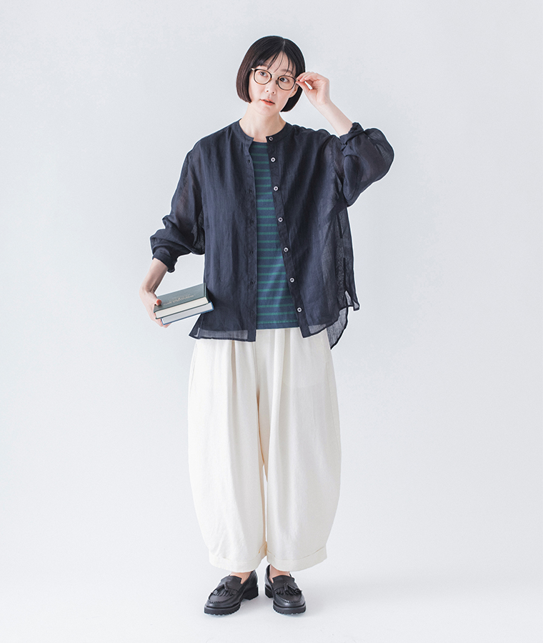 &yarn シアーリネンバンドカラーブラウス ネイビー 全身前