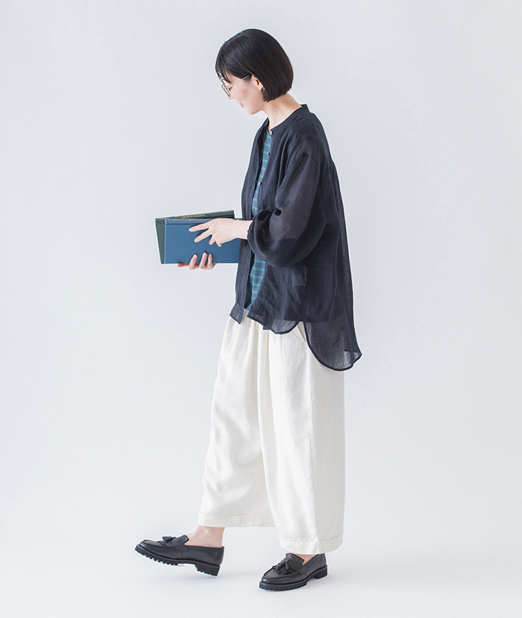 &yarn シアーリネンバンドカラーブラウス ネイビー 全身横