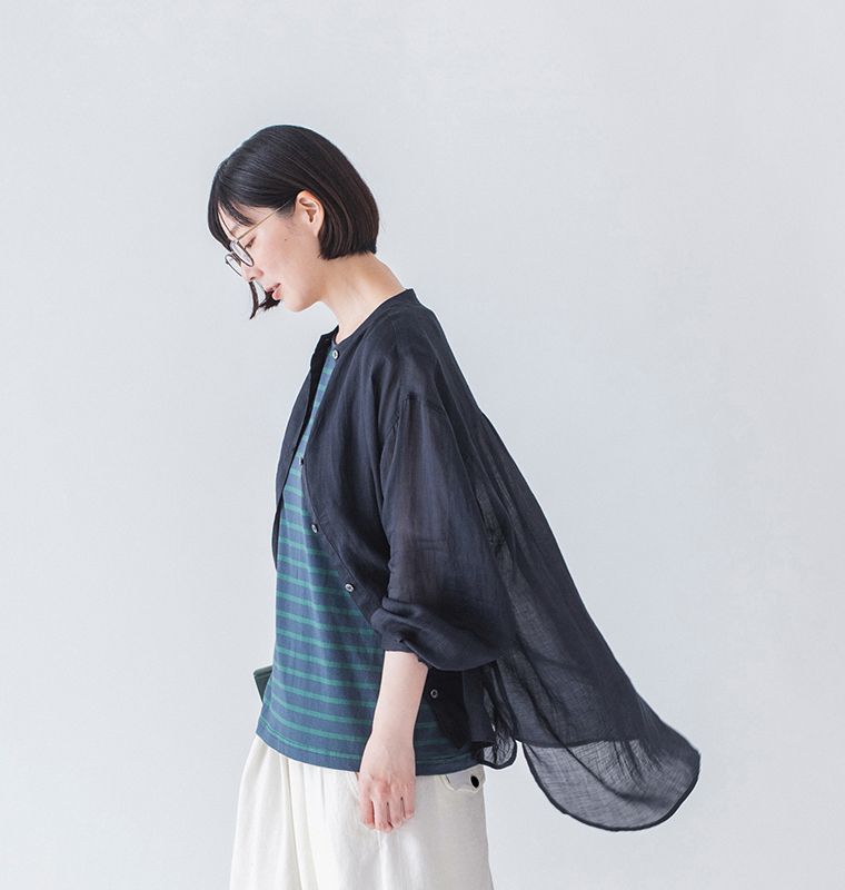 &yarn シアーリネンバンドカラーブラウス　ネイビー 上半身寄り横