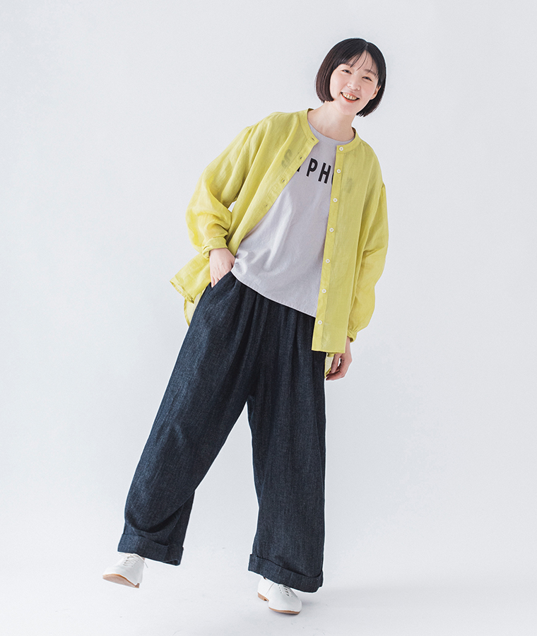 &yarn シアーリネンバンドカラーブラウス サフラン 全身前
