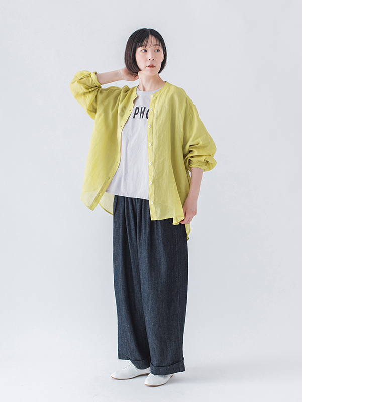 &yarn シアーリネンバンドカラーブラウス サフラン 全身横