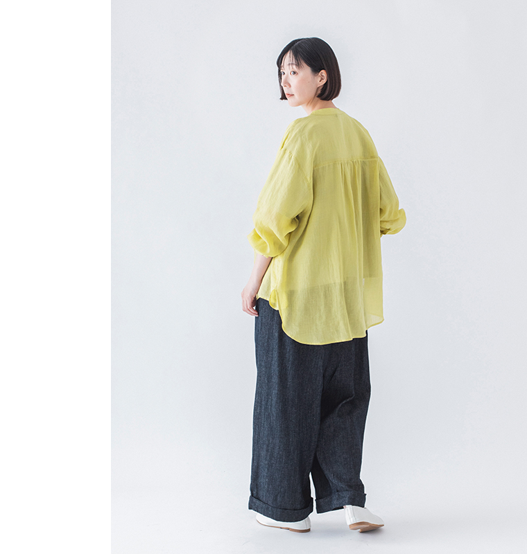 &yarn シアーリネンバンドカラーブラウス サフラン  全身後ろ