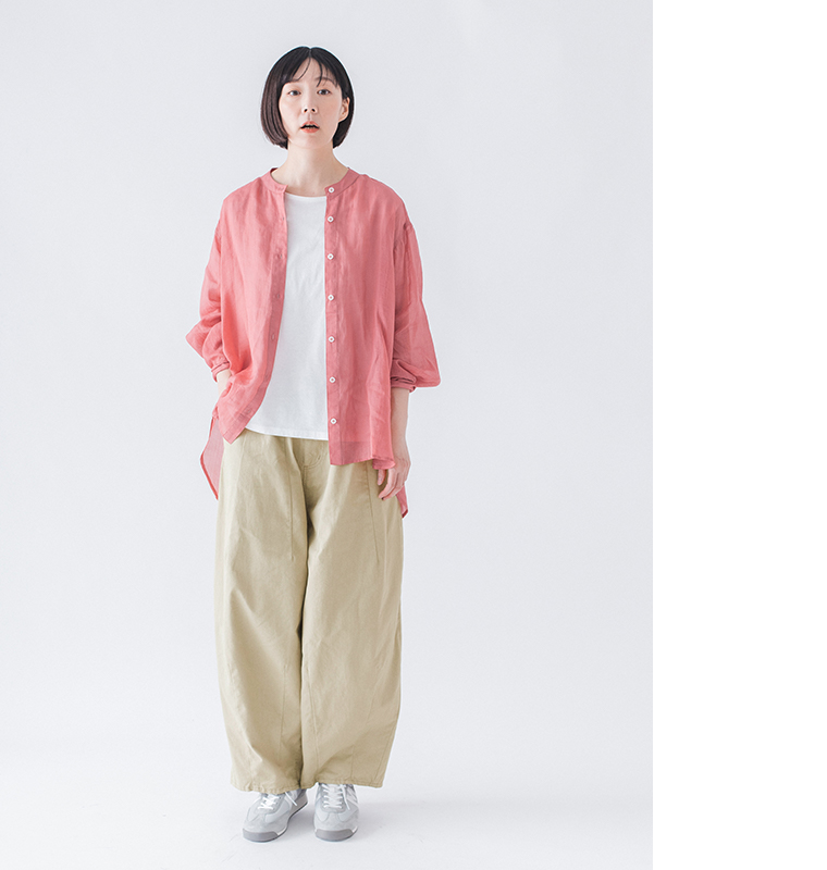&yarn シアーリネンバンドカラーブラウス コーラルピンク 全身前