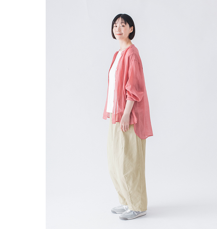 &yarn シアーリネンバンドカラーブラウス コーラルピンク 全身横