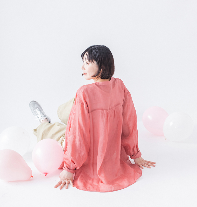 &yarn シアーリネンバンドカラーブラウス コーラルピンク 全身後ろ