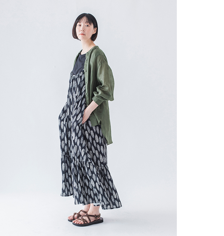&yarn シアーリネンバンドカラーブラウス フォレストグリーン 全身横