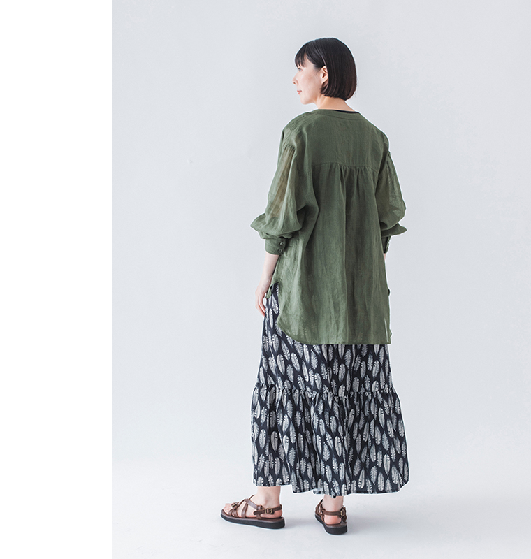 &yarn シアーリネンバンドカラーブラウス フォレストグリーン 全身後ろ