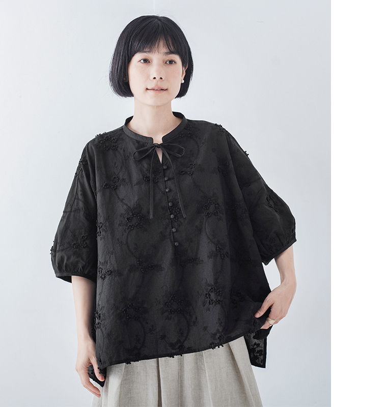Lintu Laulu立体フラワー刺繍ブラウス（ブラック）を着用した正面コーディネート