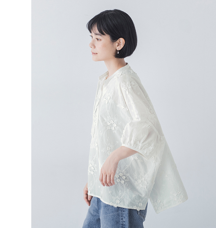 Lintu Laulu立体フラワー刺繍ブラウス（オフホワイト）を着用したサイドシルエット