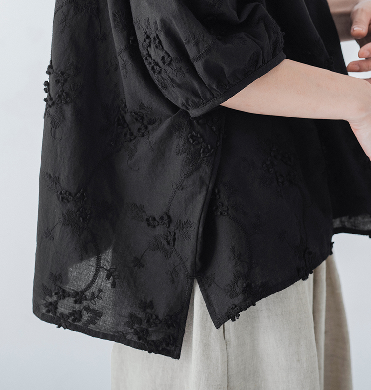 Lintu Laulu立体フラワー刺繍ブラウス（ブラック）の裾スリットと立体花刺しゅうのディテール