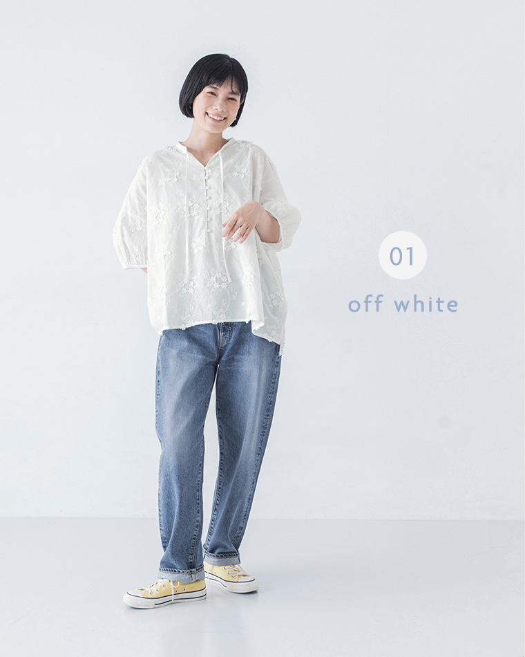 Lintu Laulu立体フラワー刺繍ブラウス（オフホワイト）をデニムに合わせた全身コーディネート