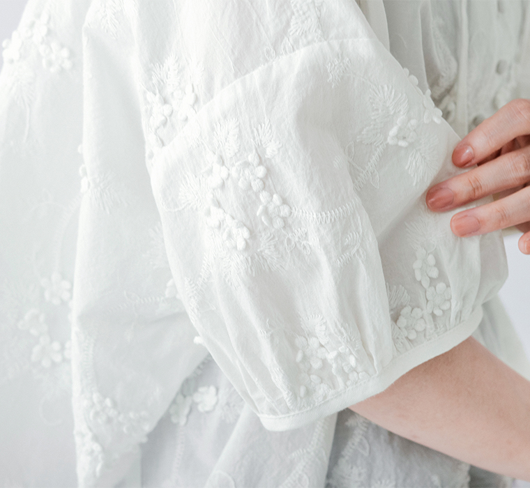 Lintu Laulu立体フラワー刺繍ブラウス（オフホワイト）の立体花刺しゅうをあしらった袖のディテール