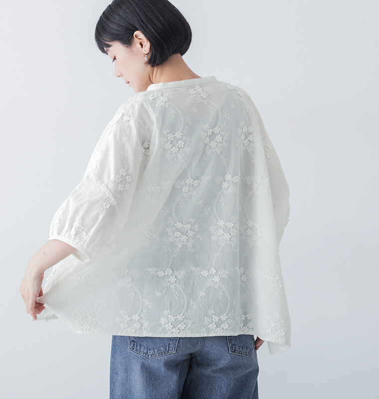 Lintu Laulu立体フラワー刺繍ブラウス（オフホワイト）のバックシルエット