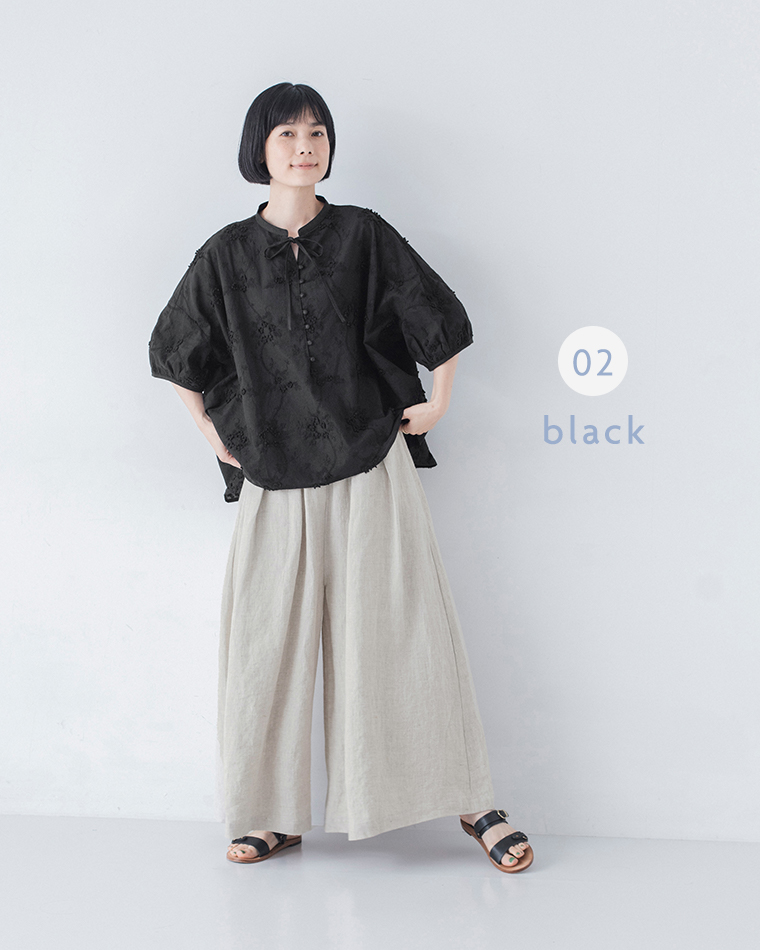Lintu Laulu立体フラワー刺繍ブラウス（ブラック）をワイドパンツに合わせた全身コーディネート