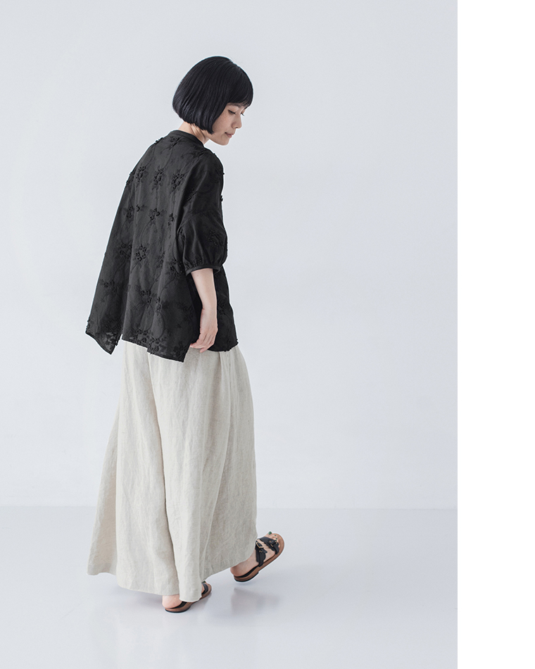 Lintu Laulu立体フラワー刺繍ブラウス（ブラック）を着用したバックスタイルコーディネート