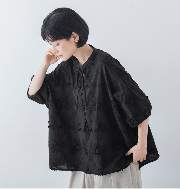 Lintu Laulu立体フラワー刺繍ブラウス（ブラック）を着用した正面スタイルとシルエット