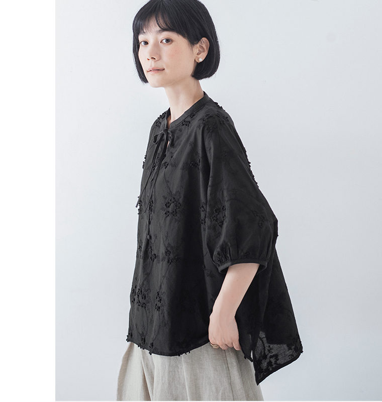 Lintu Laulu立体フラワー刺繍ブラウス（ブラック）を着用したサイドシルエット