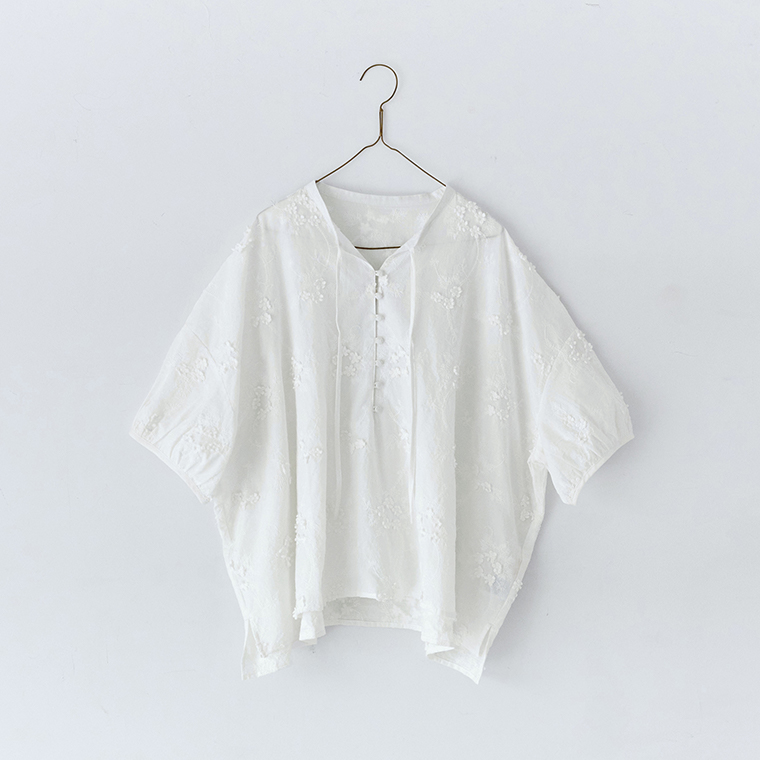 Lintu Laulu立体フラワー刺繍ブラウス（オフホワイト）をハンガーに掛けた商品画像