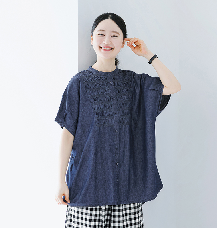 cloudnineのスモッキング刺繍ブラウスを着用したモデルの上半身画像