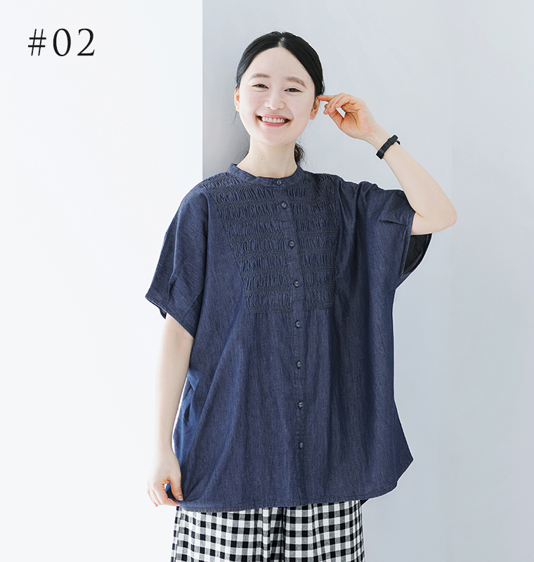 cloudnineのスモッキング刺繍ブラウスを着用したモデルの上半身画像