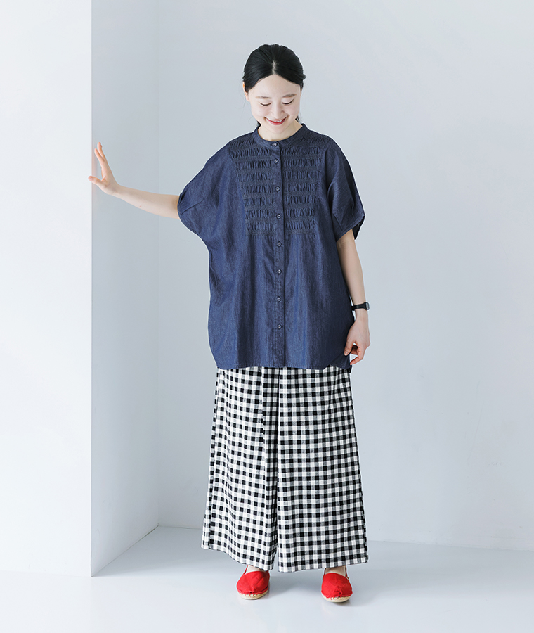 スモッキング刺繍ブラウスを着用したモデルの全身コーディネート画像