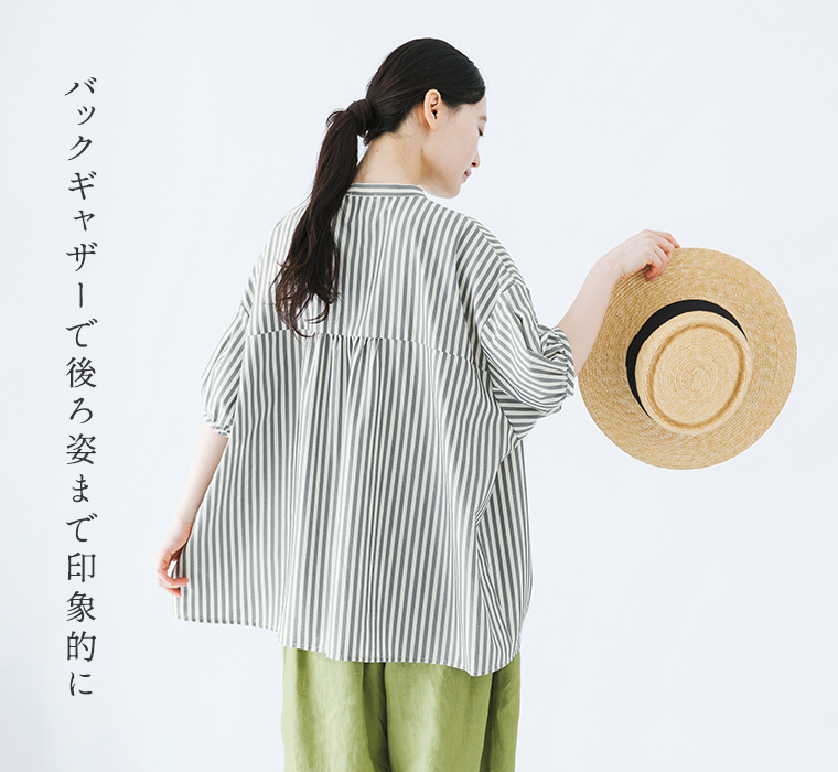 先染めストライプダーツギャザーシャツを着用した後ろ姿画像
