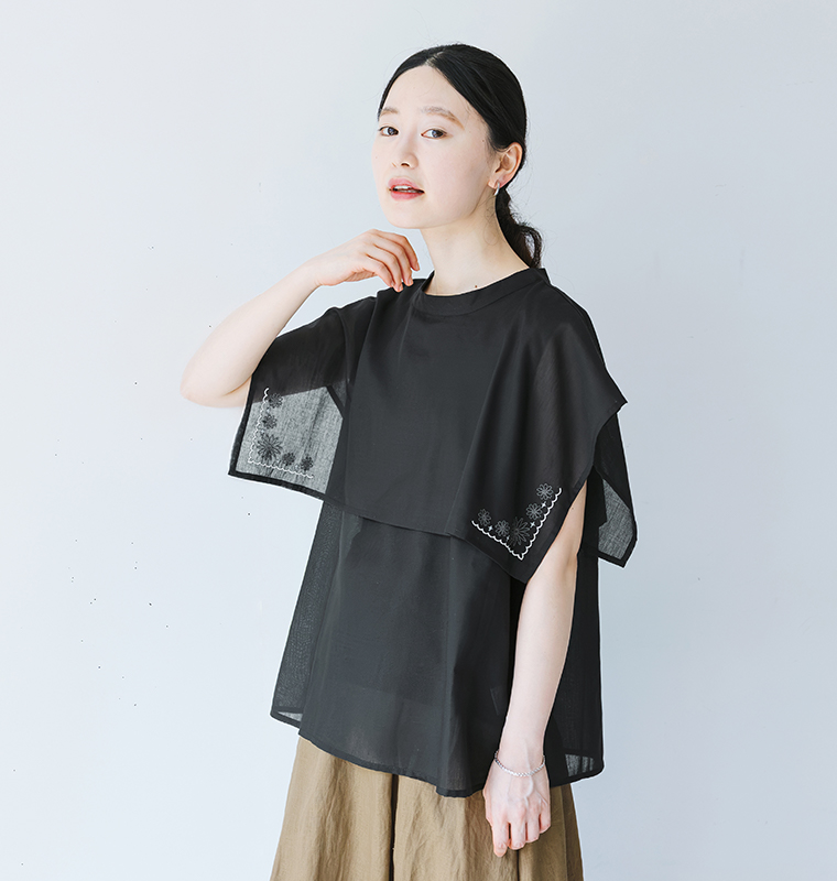 Keittoのケープ刺繍ブラウス ブラックを着用したモデルの上半身画像