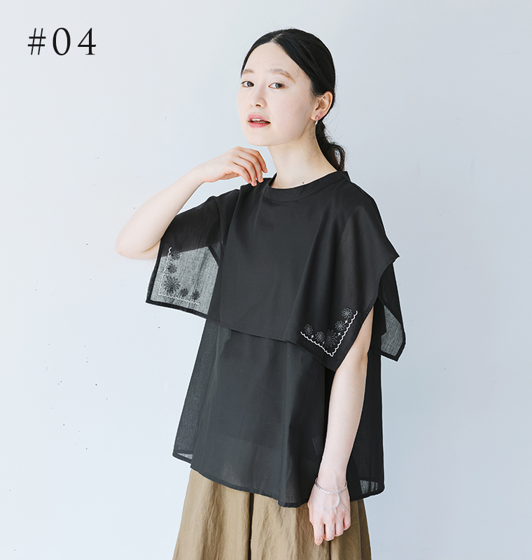 Keittoのケープ刺繍ブラウス ブラックを着用したモデルの上半身画像