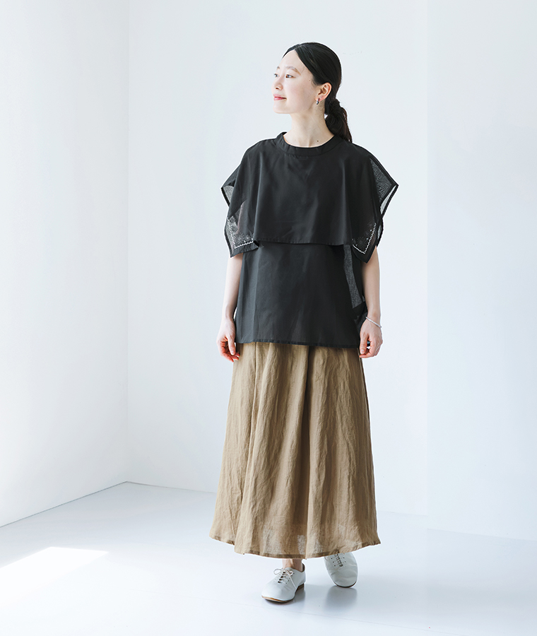 ケープ刺繍ブラウス ブラックを着用したモデルの全身画像
