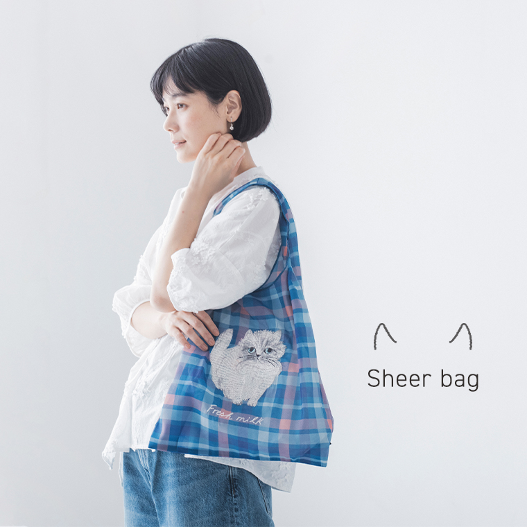 松尾ミユキ　シアーバッグを肩に掛けた女性モデル
