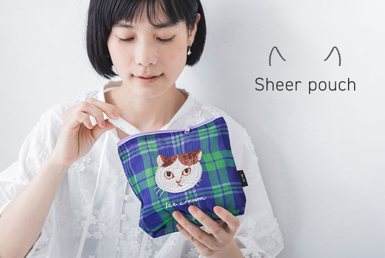 松尾ミユキ　シアーポーチを手にもった女性モデル