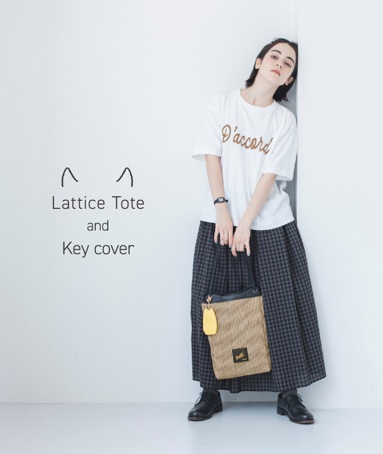 aoneco キーカバーを付けた ラティストートをもつ女性モデルの全身画像