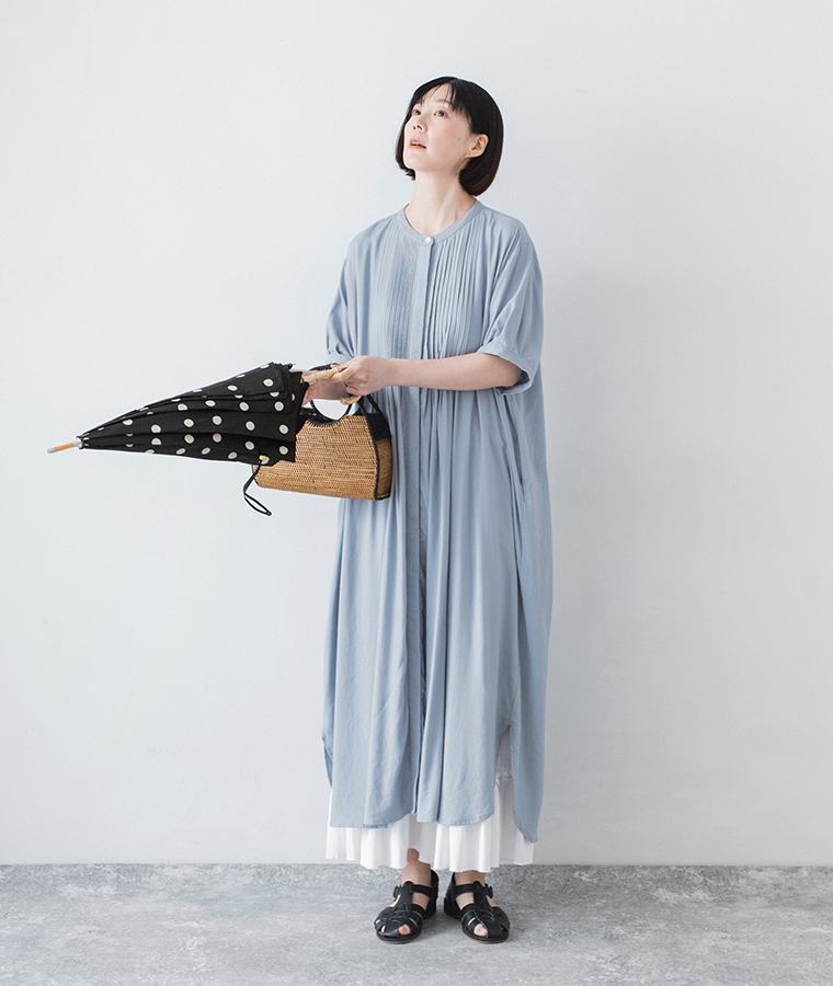 &yarn ピンタックワンピース スモークブルー 全身前