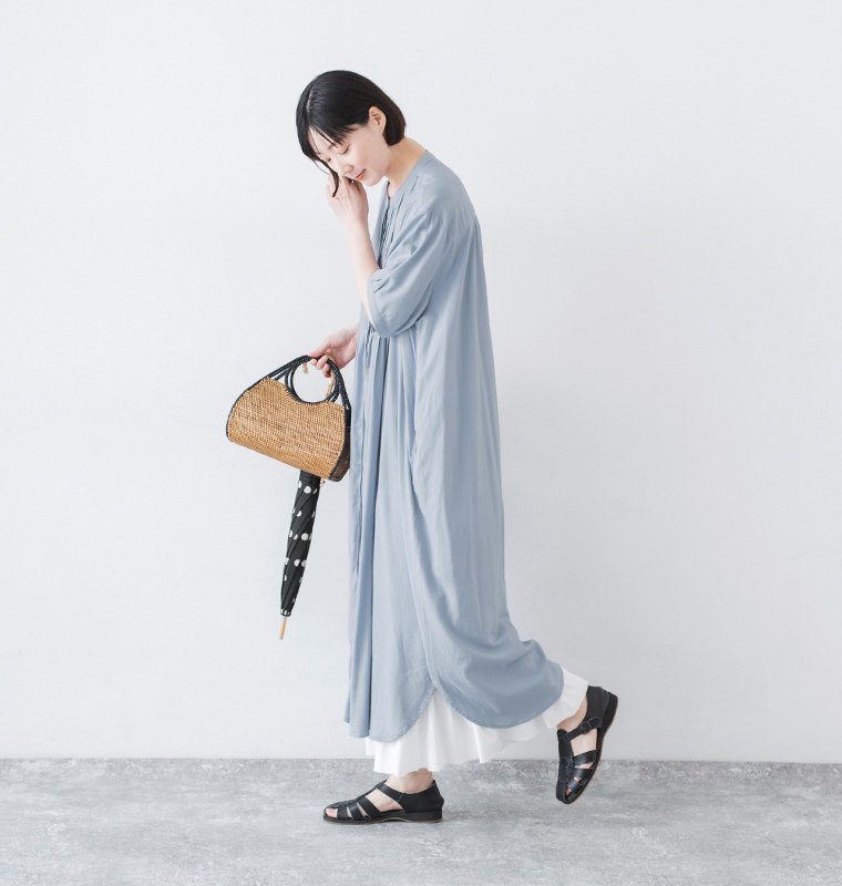 &yarn ピンタックワンピース スモークブルー 全身横