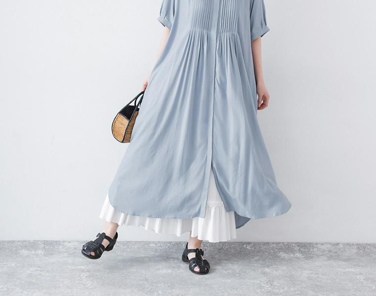 &yarn ピンタックワンピース スモークブルー 裾寄り