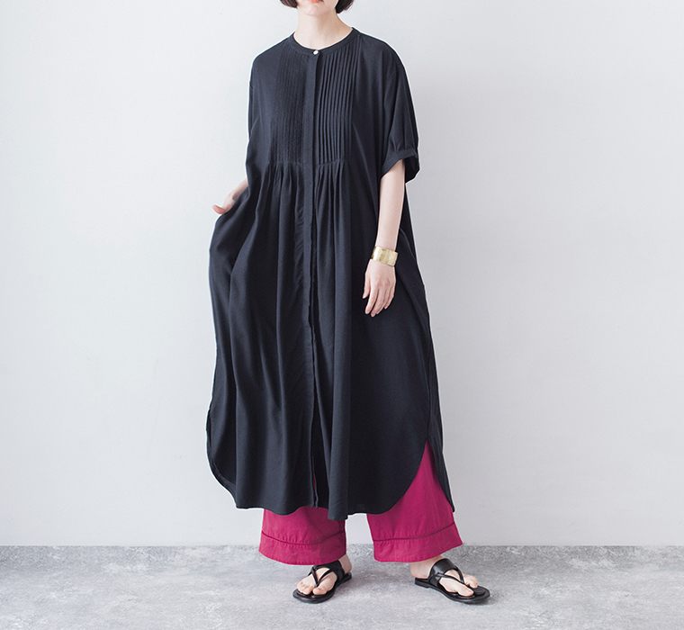 &yarn ピンタックワンピース ネイビー 全身前