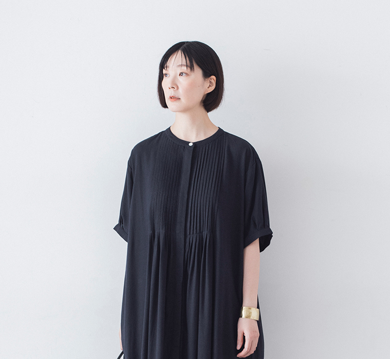 &yarn ピンタックワンピース ネイビー 上半身寄り