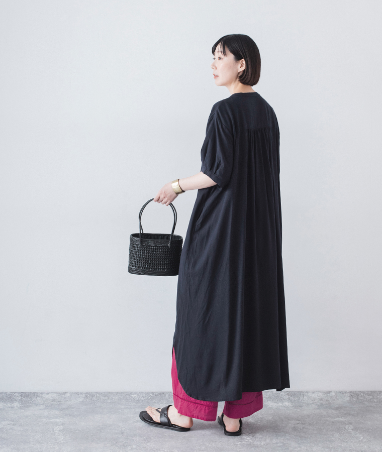 &yarn ピンタックワンピース ネイビー 全身後ろ