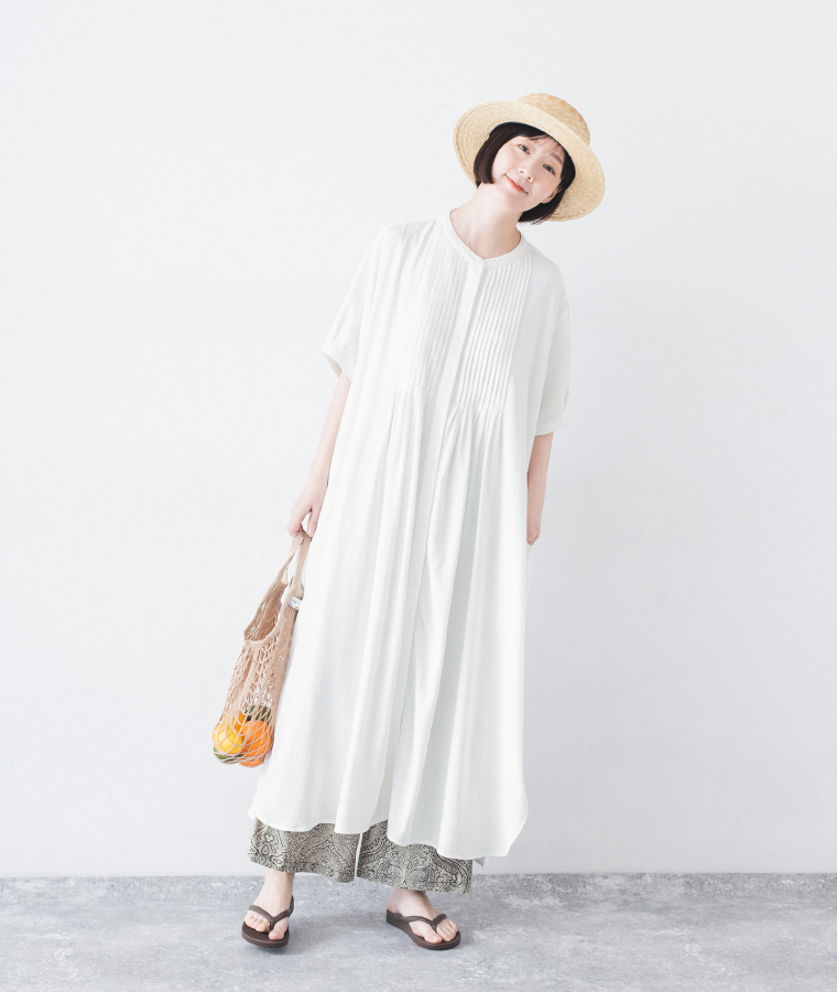&yarn ピンタックワンピース ホワイト 全身前