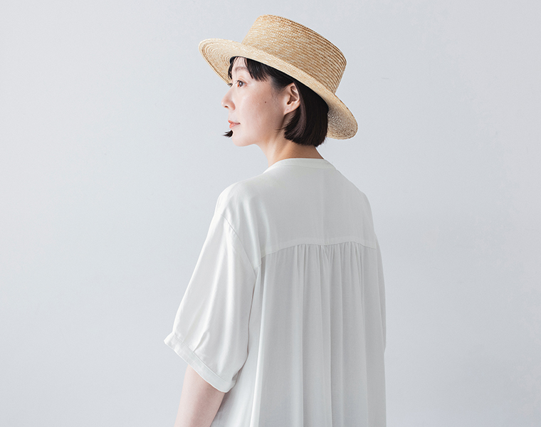 &yarn ピンタックワンピース ホワイト 上半身寄り後ろ